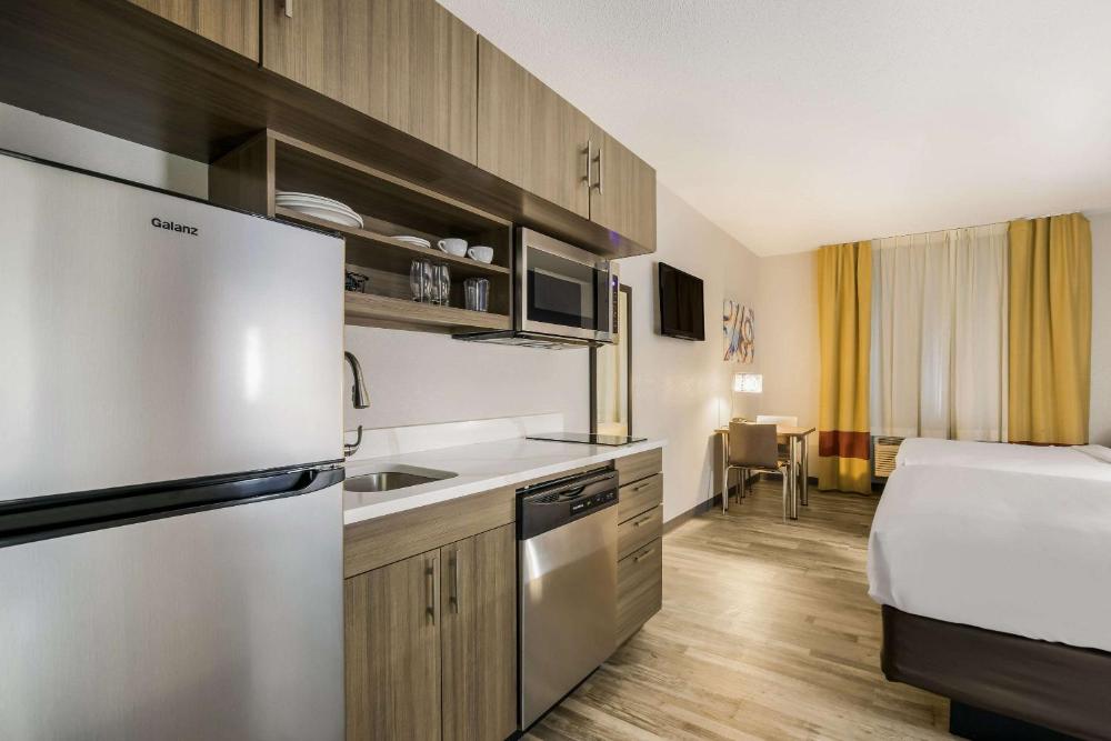 Efficiency Queen Room with Two Queen Beds - Non Smoking interior